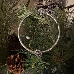 Pandora Elegant SilverBangle Bracelet with Snowflake Clasp and Snowflake Charm